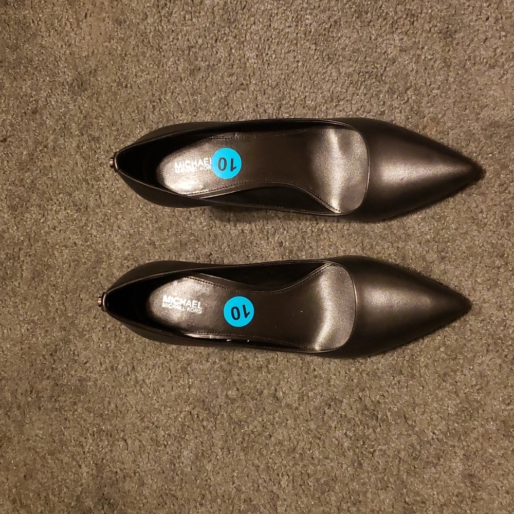 Versatile black leather pumps